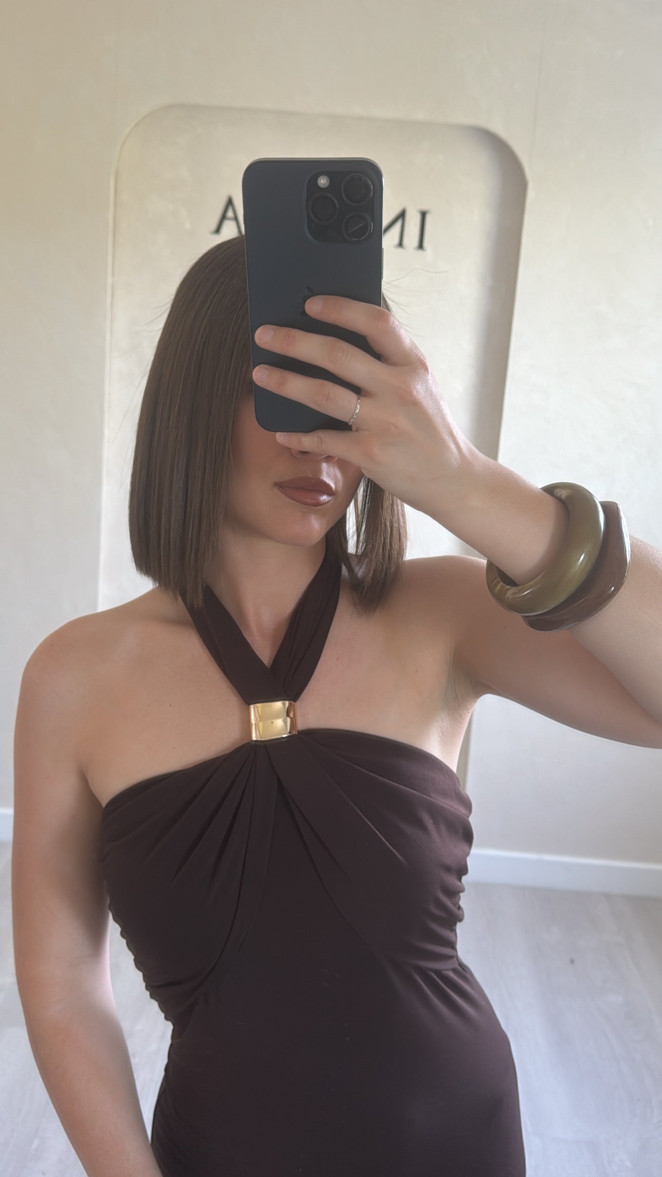 Robe marron à col noué