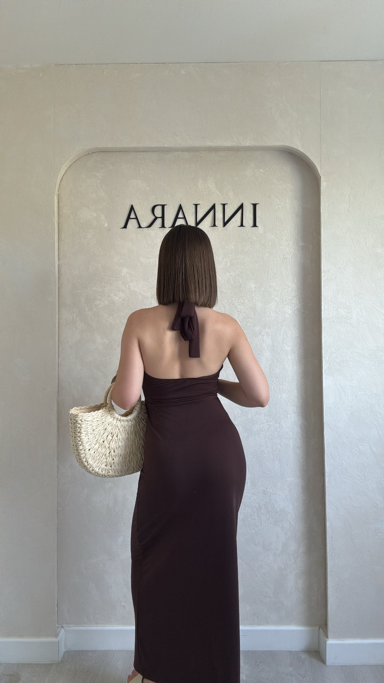 Robe marron à col noué