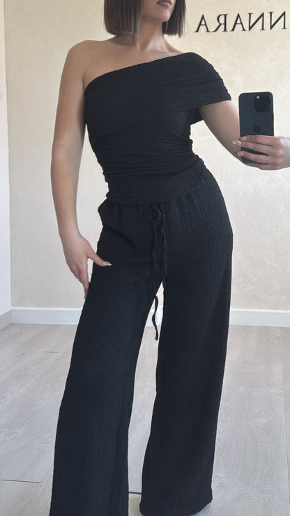 Ensemble asymétrique noir