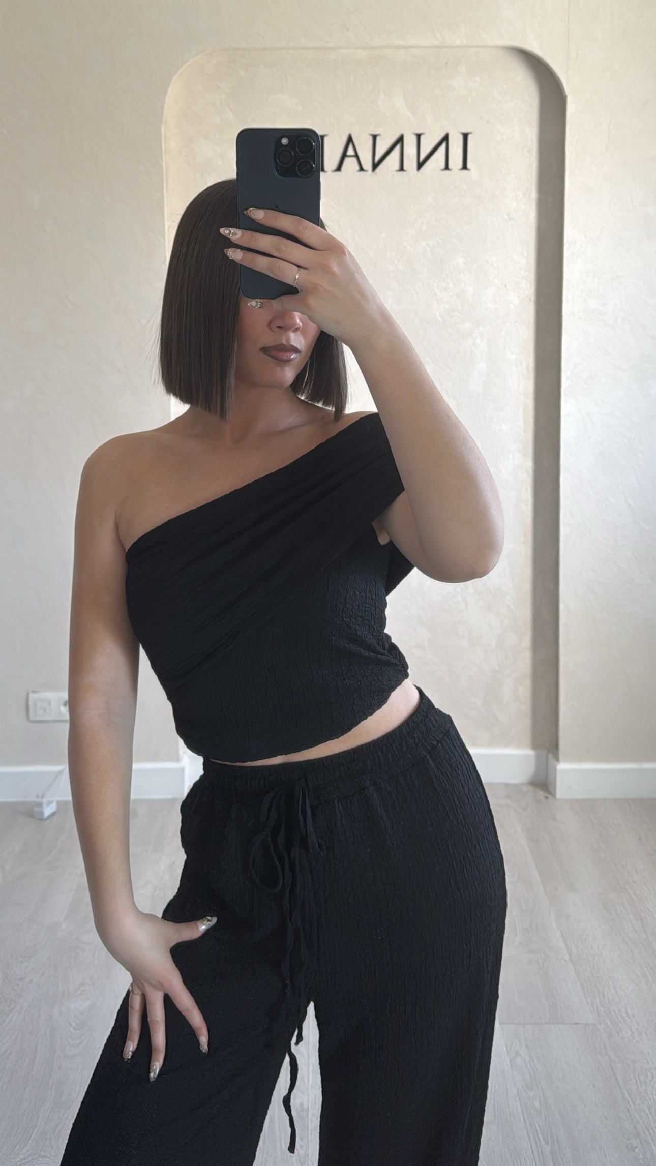 Ensemble asymétrique noir