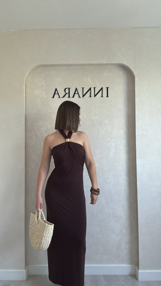 Robe marron à col noué