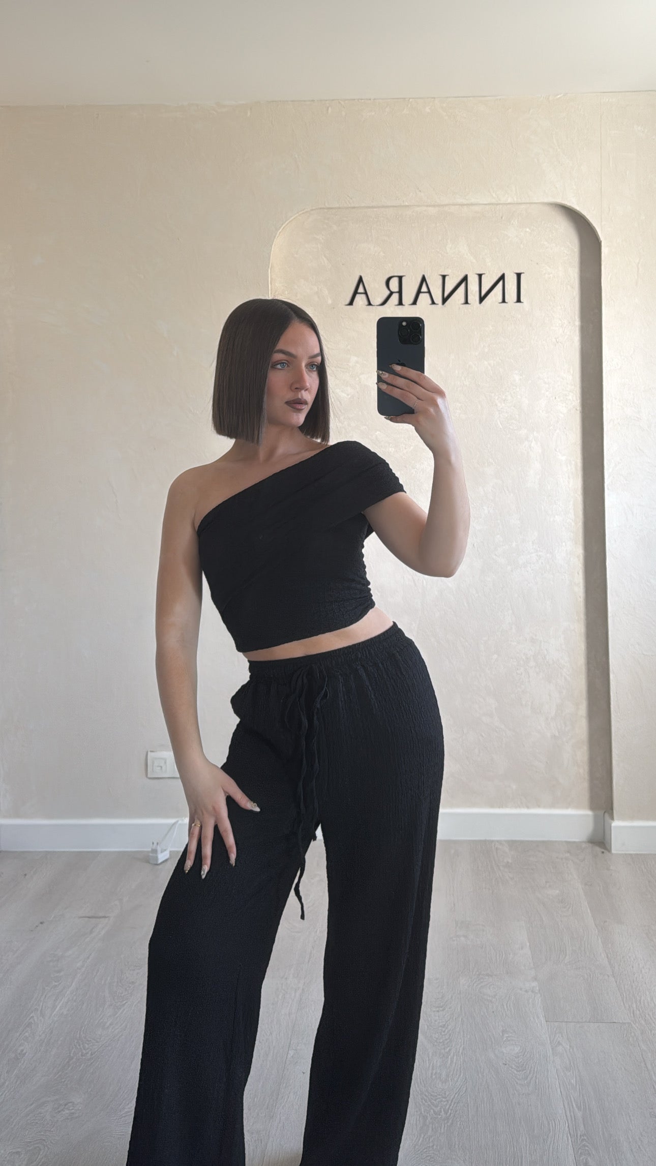 Ensemble asymétrique noir